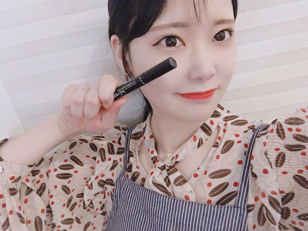 우혜림 on Instagram: “마스카라하면 몇시간지나면 가라앉는데 마스카라하기전에 발라주면 쨍쨍함🙊❤️ #쉬드엘 #SHEDEELL #쉬드엘크레이지컬마스카라픽서 #쉬드엘마스카라픽서 #크레이지컬마스카라픽서 #쉬드엘크레이지픽서 #쉬드엘마스카라 #크레이지픽서 #ad  #마스카라추천…”