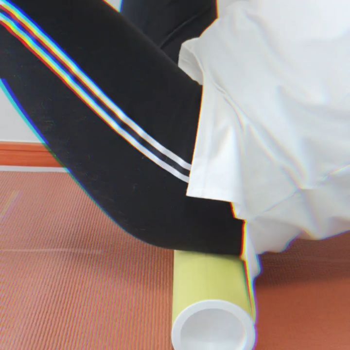 혀나언니 on Instagram: “하루 십분이라도 요렇게 간단하게 셀룰라이트 관리할려는중.. 넘나신기하게 없어진 근육통😭😭 폼롤러보다 작고 단단한 바디롤러로  집에서 홈케어두 물론 마사지효과까지🖤 #해피요가 #요가용품 #마사지바디롤러 #다이어트 #홈트 #리뷰쉐어 #ad #육아템…”