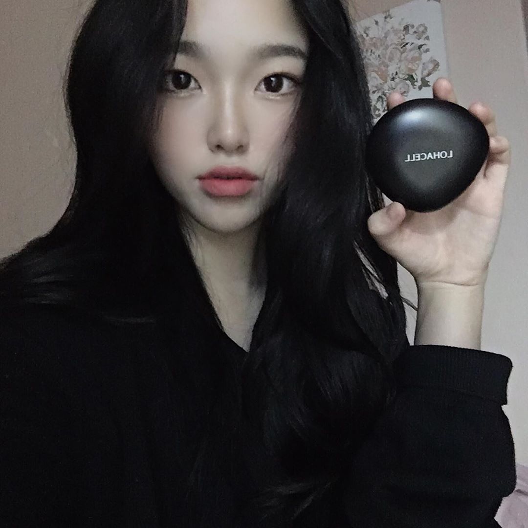 ɪɴ.ʜ⭐ on Instagram: “지속력 좋은 쿠션 찾고있었는데 48시간 지속력 테스트를 통과한 로하셀 조약돌 쿠션을 찾았다(っω⊂) 왠만한 백화점 파데만큼 강한 지속력으로 땀에도 강하고 유분에도 강해서 이제 파우더 안들구 다닌다( ღ'ᴗ'ღ )지속력이 강하다고 해서 커버는 별로…”