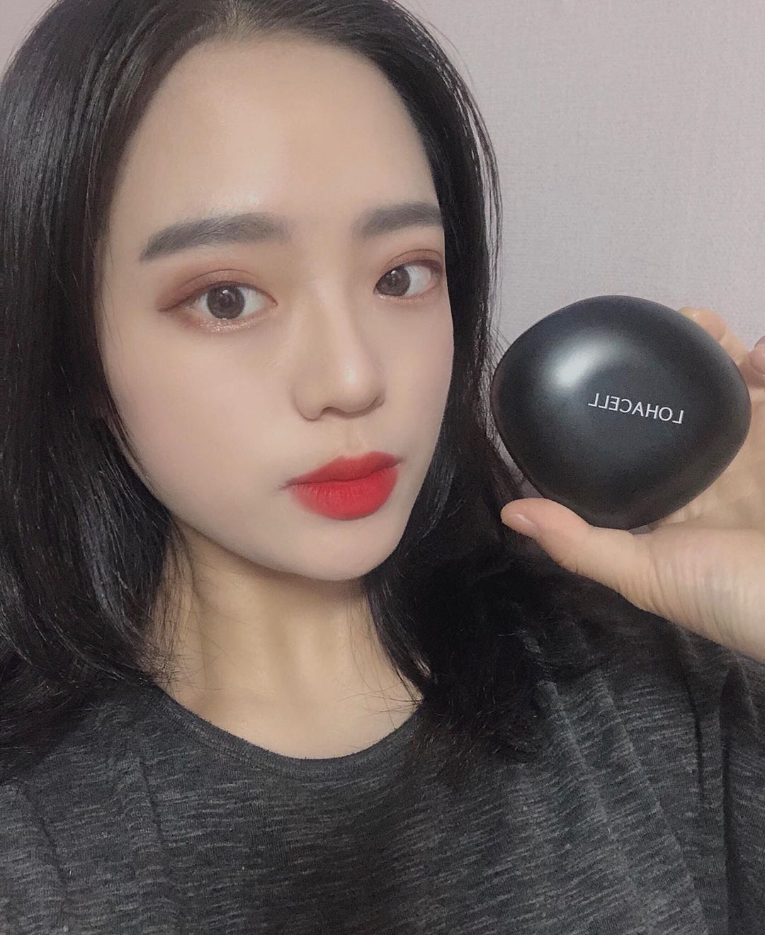 현진 on Instagram: “[로하셀] 리얼 피팅 쿠션 ⠀ 진짜 인생 쿠션 🤭❤️ ⠀ 두껍게 바르는거 안좋아하는데 얇게 잘 발리구 쿠션도 양조절 하기 힘들어서 잘못하면 얼굴 너무 하얗게 뜨는데 양 조절도 너무 잘되서 감동 🥺🥺 피부컬러감도 딱 좋았어요 디자인도 너무…”