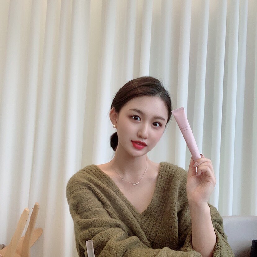배또또 🦖 on Instagram: “최근 인스타에서 핫했던 #블랑풀_필터크림 ❤️ 다른 톤업 크림들과는 다르게 부드럽게 발리고 끼임 하나 없이 자연스레 셀카 필터처럼 피부에 착붙 !! 심지어 내가 제일 좋았던 건 너무너무너무 촉촉해서 스킨케어 마지막 단계로 바르고 화장해도 뜨는 것…”