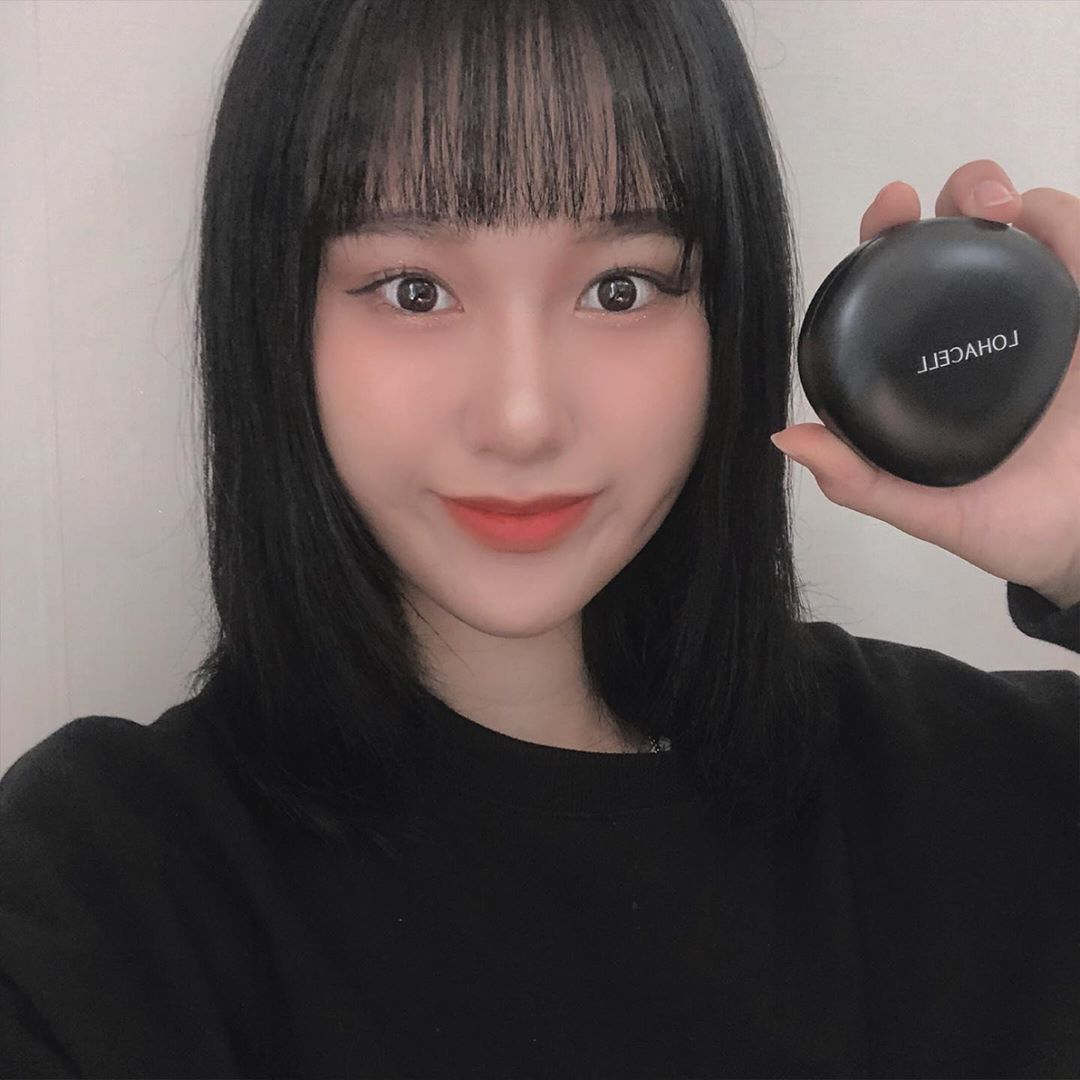 지향 on Instagram: “파우더 안해도 보송보송하게 되는 인생쿠션,,,❤️ 지성인들에게 완전 추천합니다..❗️ 생긴거도 너무 고급스러워 ㅠㅠ #로하셀 #lohacell #로하셀조약돌쿠션 #조약돌쿠션 #지속력갑 #뷰티스타그램 #일상 #daily #셀카 #selfie…”