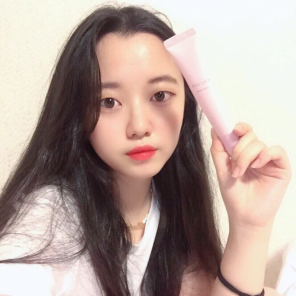 @daindol on Instagram: “피부 화장하면 무거워서 싫었는데 이건 가벼워서 너무 좋다 😝
.
.
.
.
#블랑풀필터크림#블랑풀#톤업크림추천#톤업크림”