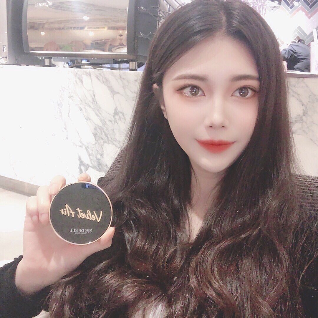 예림 on Instagram: “파운데이션 맛집 쉬드엘에서 쿠션이 나왔다🤔  세미매트타입에 얇게 밀착 커버가 가능하고 내  피부는 다크닝이 엄청 심한편인데 이 쿠션 쓴날엔 다크닝이 거의 없었다,,심지어 지속력도 좋아서 수정화장도 잘 안했다. 또, 블루라이트 차단인 루테인이 들어가…”
