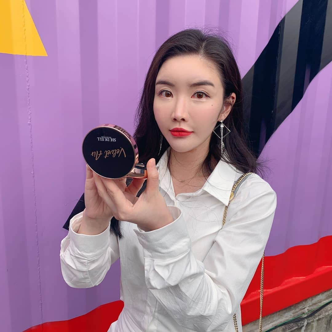 Sso🍑 on Instagram: “💁‍♀️ 커버력, 수분감 모두 예술인 에어쿠션🎈 블루라이트 차단 효과를 가진 루테인이 함유되어 있어서 피부 보호 효과까지 가진 잇템 중 잇템!  케이스도 넘나 예쁜거 아니냐구😖🌹 . . .  #쉬드엘 #SHEDEELL #쉬드엘벨벳에어에이블쿠션…”