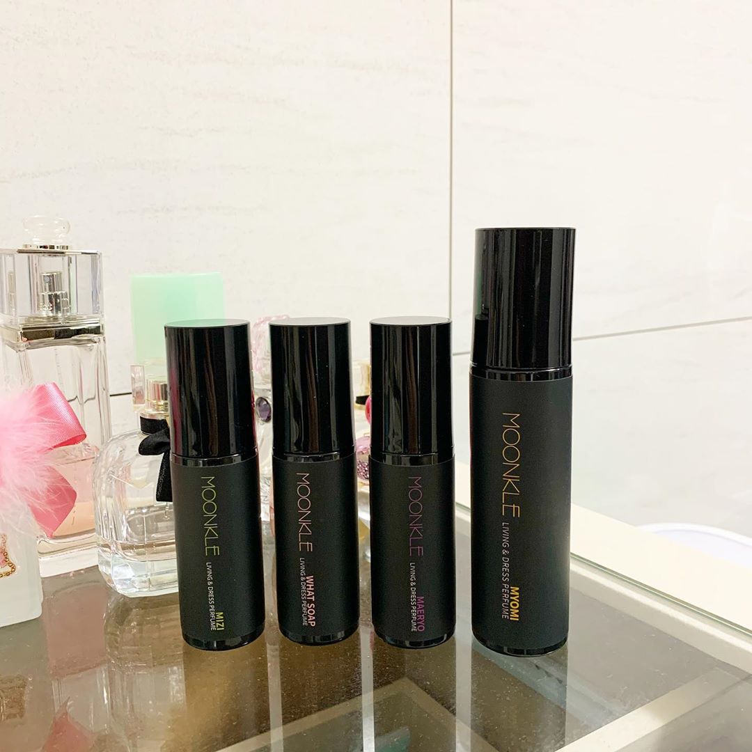 박미소란 on Instagram: “평소에 향에 엄청민감해서  섬유탈취제나 향수 여러가지 많이 써봤는데  이건 아무리 많이 뿌려도 머리안아파요 ☺️ 향도 여러가지라  매일매일 그날컨셉에 뿌리는 재미가솔솔  좋은향기도 솔솔 ❤️ 뿌리기만해도 기분좋아아ㅏㅏ  #뭉클 #뭉클섬유향수…”