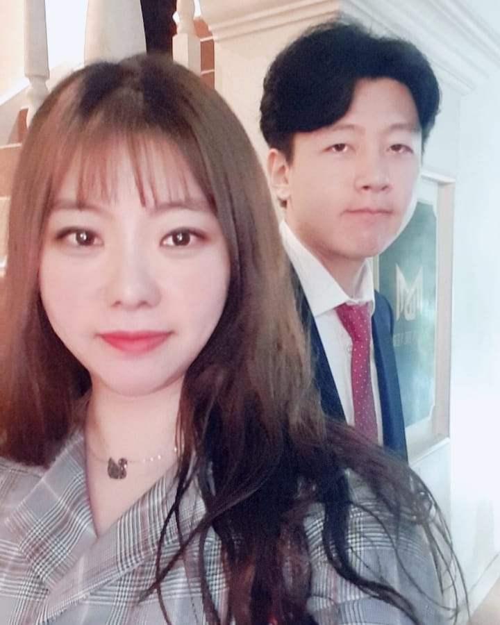 서토리 on Instagram: “오빠랑 오랜만에 셀카👫 진짜 오랜만에 풀메이크업🙋‍♀️ #마스카라픽서 인생 7년만에 맘에드는거를찾았당 진짜 안뭉치는거 최고야 #마스카라픽서추천#쉬드엘#SHEDEELL  #쉬드엘크레이지컬마스카라픽서 #쉬드엘마스카라픽서 #크레이지컬마스카라픽서…”