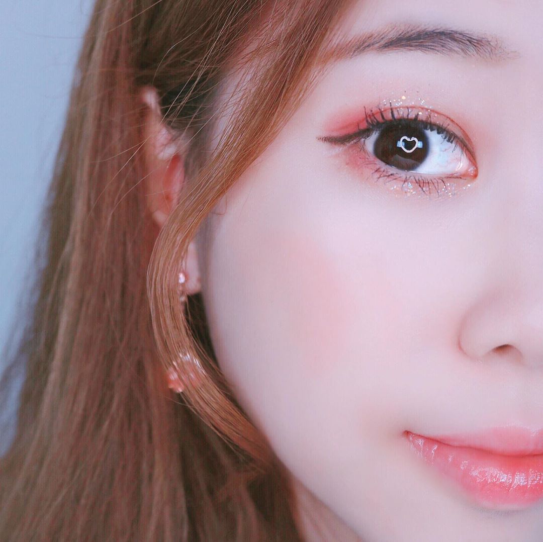 🎀망이 on Instagram: “🎀 마스카라 픽서 사용후기🎀 ⠀ 저 뭐달라보이는거 없나용??ㅋㅋㅋㅋ 매번 메이크업 사진 올리면서 고민이 속눈썹이 생각보다 이쁘게 나오기가 힘들더라구요ㅠㅠ ⠀ 실제보다 너무 쳐저보이는...? ⠀ 쉬드엘에서 마스카라 픽서 보내주셔서 속는셈치고…”