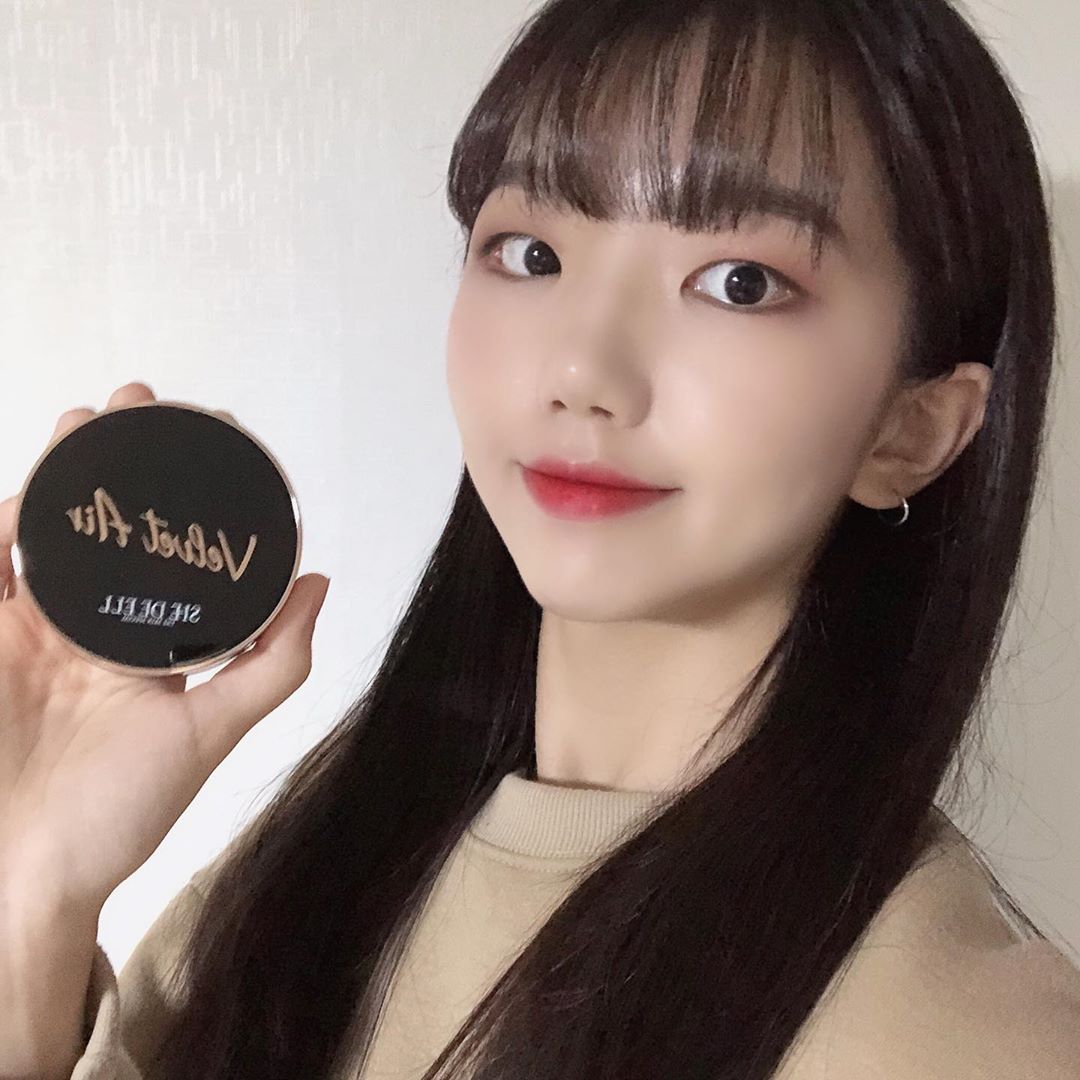 박소영 on Instagram: “개봉하자마자 가득한 양에 놀라고 챡붙에 감탄👀 올해부터 23호 쓰기 시작했는데 다른 23호 쿠션들은 조금 더 떠보였다묜 이 쿠션은 내 피부톤에 너무 딱맞아서 쥬아ㅏㅏ👍 . . .  #쉬드엘 #SHEDEELL #쉬드엘벨벳에어에이블쿠션 #쉬드엘쿠션…”