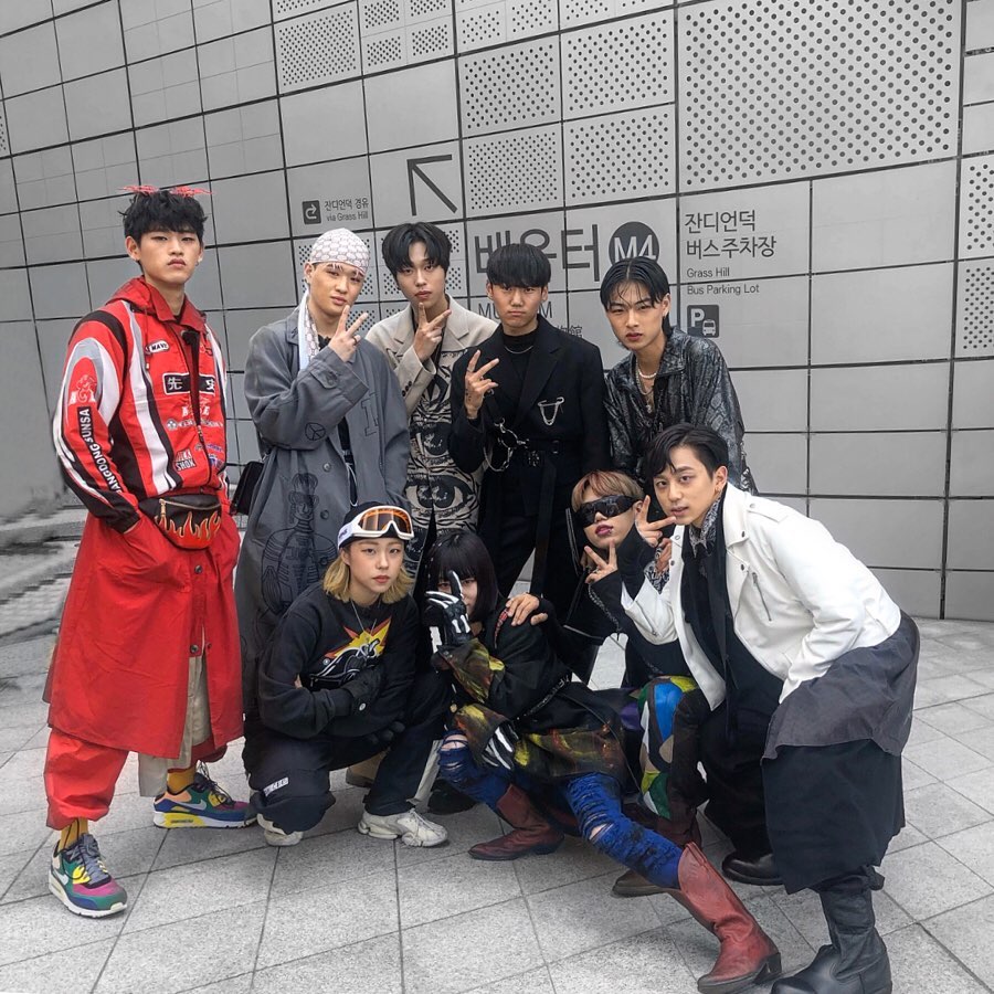첫패션위크 고간지✌️
🤭🤭🤭🤭🤭🤭
(10월19일)
ㆍ
ㆍ
ㆍ
ㆍ
ㆍ
ㆍ
#테크웨어 #ddp #서울패션위크 #고간지 #동대문디자인플라자 #펑크룩 #고등학생간지대회 #올블랙 #고2 #02년생