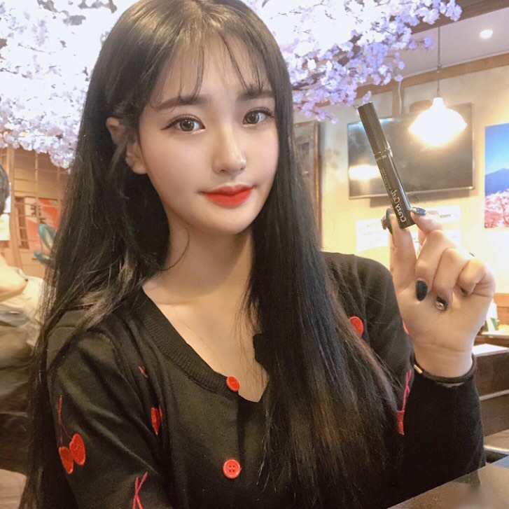 손현주 on Instagram: “속눈썹을 한 올 한 올 놓침없이 완벽하게 컬링해주는 크레이지 컬 마스카라 픽서‼️”