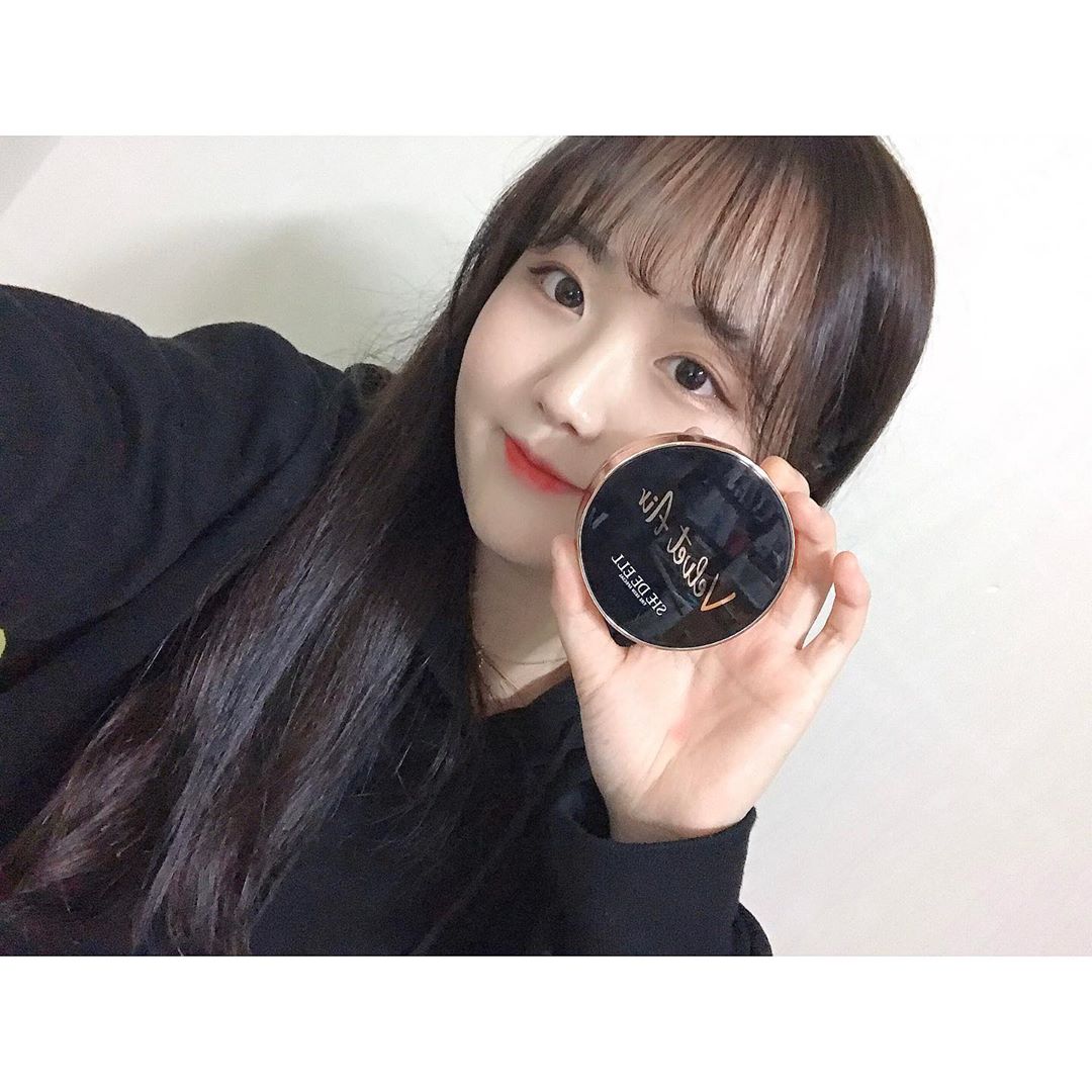 @j22hy25n on Instagram: “요 쿠션은 커버력은 물논이고 지속력도 너무나 좋자나 〰️ 발랐을때 톡톡 몇번만 두드려주면 피부에 밀착됨을 느낄 수 있음 ❤︎ #쉬드엘 #SHEDEELL #쉬드엘벨벳에어에이블쿠션 #쉬드엘쿠션 #쉬드엘벨벳쿠션 #벨벳에어에이블쿠션 #쉬드엘에어쿠션 #루테인…”