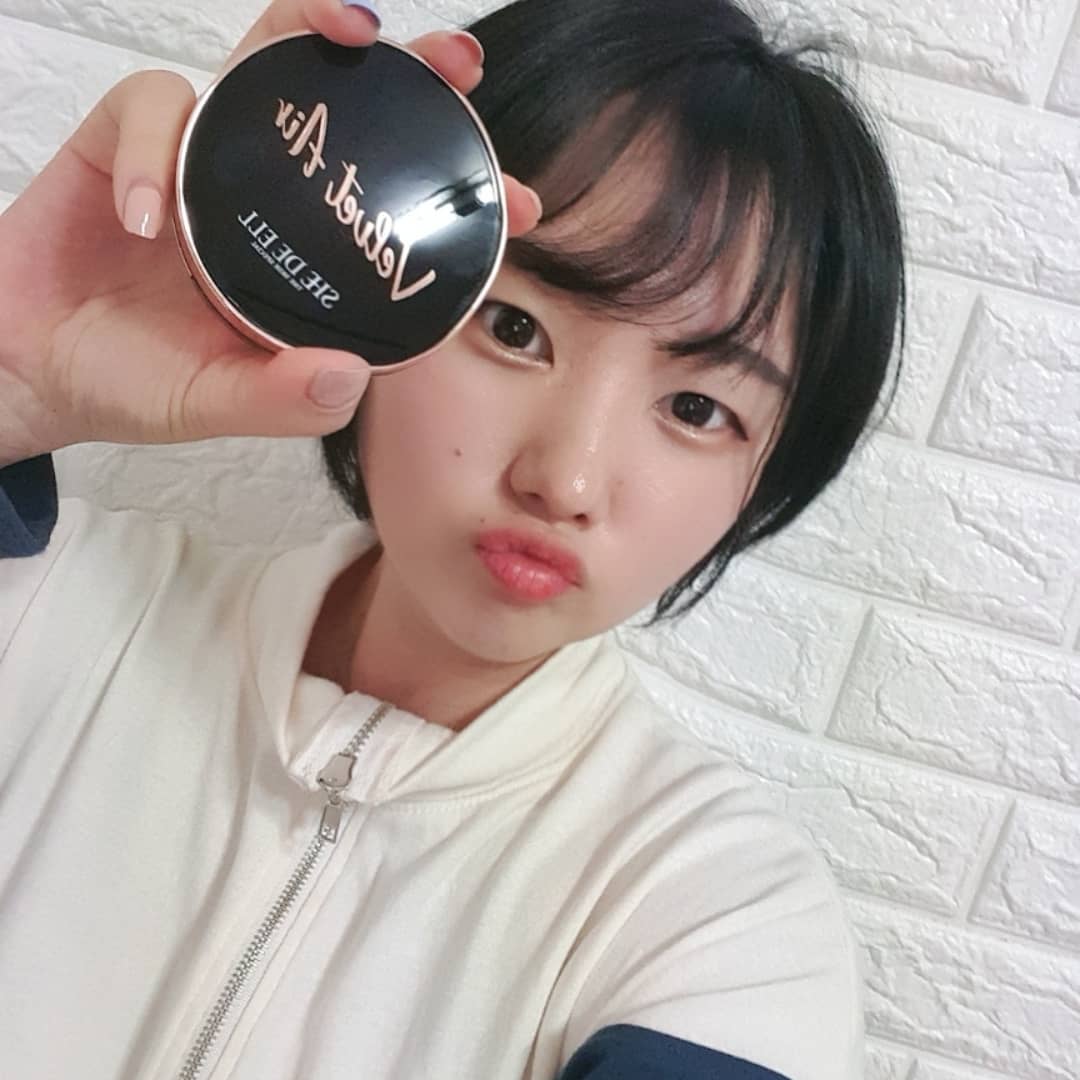 @suin_hp on Instagram: “#뷰티스타그램

쉬드엘 벨벳 에어블 쿠션
이름 만큼 가볍게 발리고 #새미매트  라 보송보송

운동하고 났는데 지속력 실화인가😮 #강력추천 .
.
.

#shedeell #쉬드엘 #쉬드엘쿠션 #데일리 #메이크업 #수정화장 #톤업쿠션 #지속력좋은쿠션”