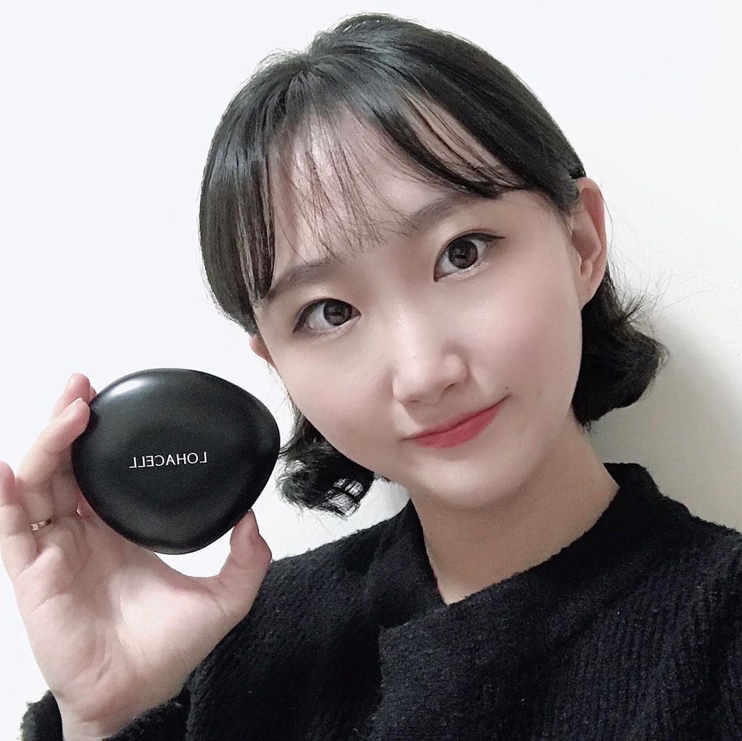 지 이 on Instagram: “로하셀의 리얼피팅 쿠션이에요~~ 혹시 간절기에 피부가 건조하진 않으신가요? 촉촉한 쿠션을 찾으시고 계시다면 이제 더이상 걱정하지마쎄욧! 지속력도 48시간이랍니당. 여기 아주 귀엽고 올망졸망한 조약돌이 당신을 기다리고 있어요!💙 #로하셀…”