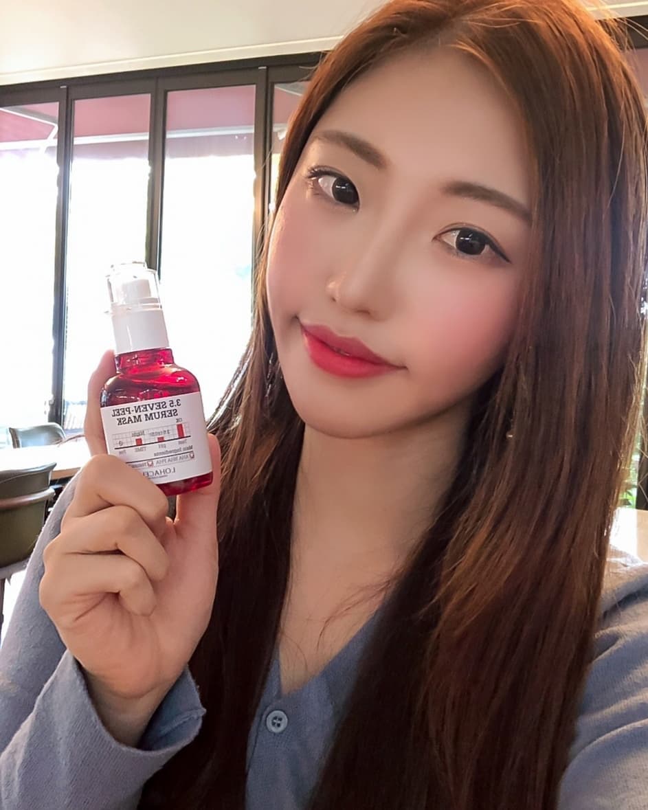 효밍ღ on Instagram: “이거 모야...? 한 번 쓰자마자 바로 피부결 부드러워졌다ㅋㅋㅋ 블랙헤드, 화이트헤드 제거 세럼인데 1분 마사지하고 헹구면 돼서 간편❣ . . . #로하셀 #lohacell #로하셀쌍욕세럼 #로하셀3_5세븐필세럼마스크 #18세럼 #쌍욕세럼 #피부관리…”