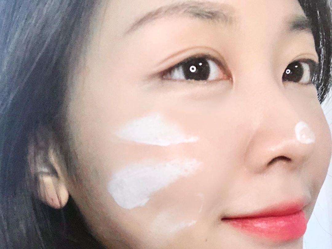 루비 우 on Instagram: “쌩얼이라고 얼굴 다 가리지 마세요!! 요 톤업크림 하나 바르고 동네 나가면 동네 인싸 나야나 ~  기존의 다른 톤업크림들은 너무 하얘져서 부자연스러웠는데 블랑풀 톤업크림은 내 피부에서 자연스럽게 하얘지는 쌩얼인척하기 좋은 필터크림💓 오늘도 아파서…”