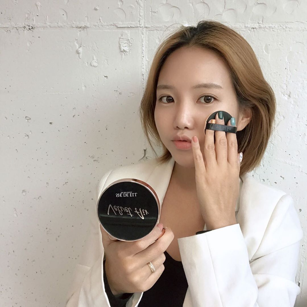 @dasomi_kim on Instagram: “보송한피부 메이크업이 가능한  #쉬드엘벨벳쿠션  가볍고 얇은 텍스처가 밀착 피팅되어  무결점 피부 연출이 가능해요💫  지속력도 정말 좋아서 쿠션 하나로 충분한 피부 메이크업❣ 블루라이트를 차단해주는#루테인 함유로 피부건강까지  생각하는  #에이블쿠션…”