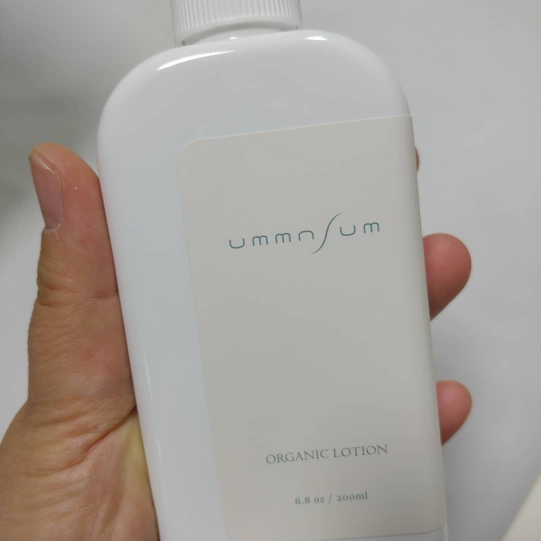 발림성이 넘  좋음

순한 성분으로 딸 발라주고 있는데 정말 촉촉함
화학성분이 안들어가있다니.더더  맘에 듬
#엄마프움 #ummafum #초유성분 #시알릭락토스 #USDA유기농 #유기농로션 #신생아로션 #유기농화장품 #organiccosmetics #babycosmetics #공팔리터 #08L