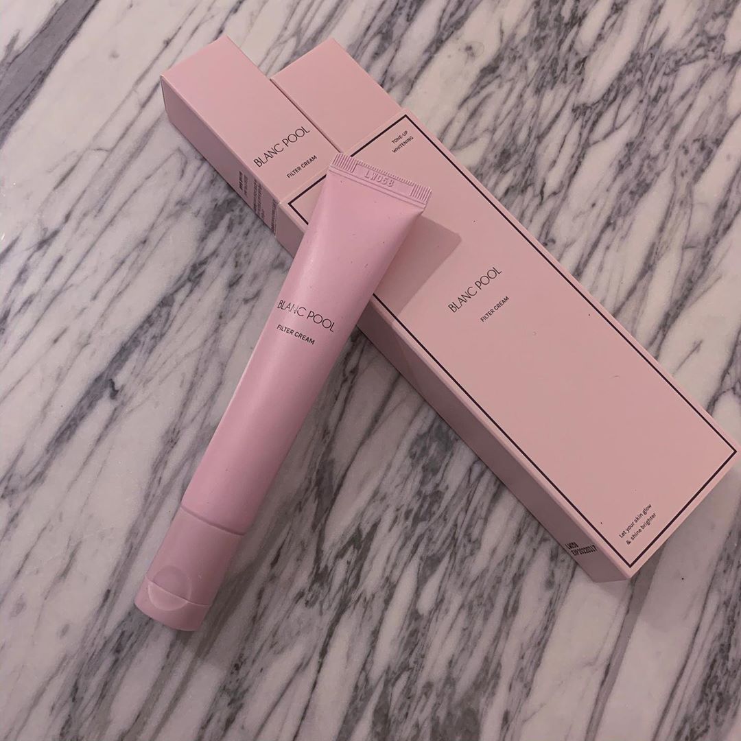 유럽하란🧖🏻‍♀️ on Instagram: “#블랑풀 #필터크림 . ▪️자연스런 톤업크림 Review  요새 메이크업전에 항상 베이스로 깔고 시작하는 #톤업크림  장점은 얇게 깔고 메이크업 올리면 지속력이 좋다는점.  그리고 다른 톤업크림은 주름끼임 밀림 때문에  톤업크림이라기 보단 백탁심한…”