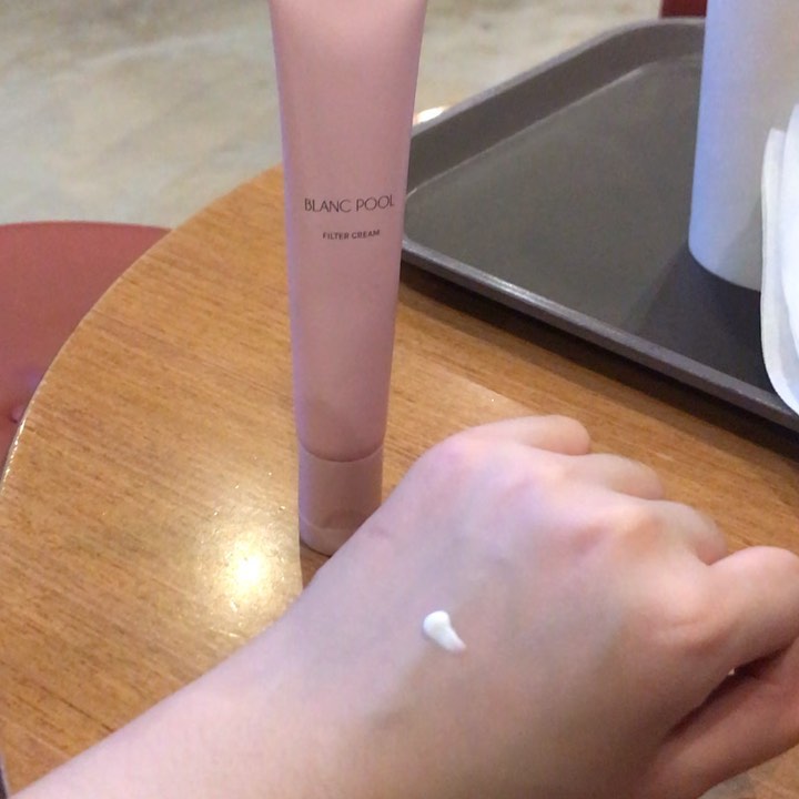 예림 on Instagram: “촉촉한 제형에 발림성도 좋고 들뜸없는 톤업크림 발견! 톤업크림 98817719개 써본 입장으로 제일 촉촉하고 자연스러운 톤업이됨❗️ 바른 직후에 광채도 나서 피부가 좋아보이는 효과도 있기 때문에 쌩얼메이크업 할 때 좋을것 같다❤️ . . . . .…”