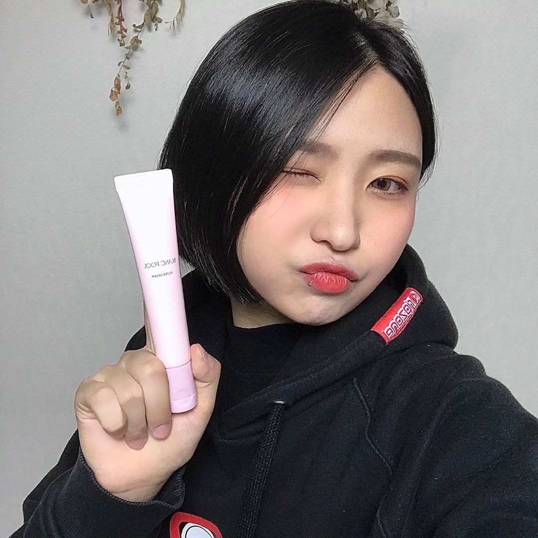 혜진 on Instagram: “요새 핫한 블랑풀 신상 필터크림!  까무잡잡한 나도 원래 뽀얀 것처럼 만들어줘서 데일리 피부화장은 이거 하나로 끝💓 무엇보다 수분감 가득 넘쳐서 하루종일 촉촉한데 안끈적거리니까 모태 흰둥이 된 느낌 너무 좋당..🥰 일단 패키지부터 소녀감성 최고에…”