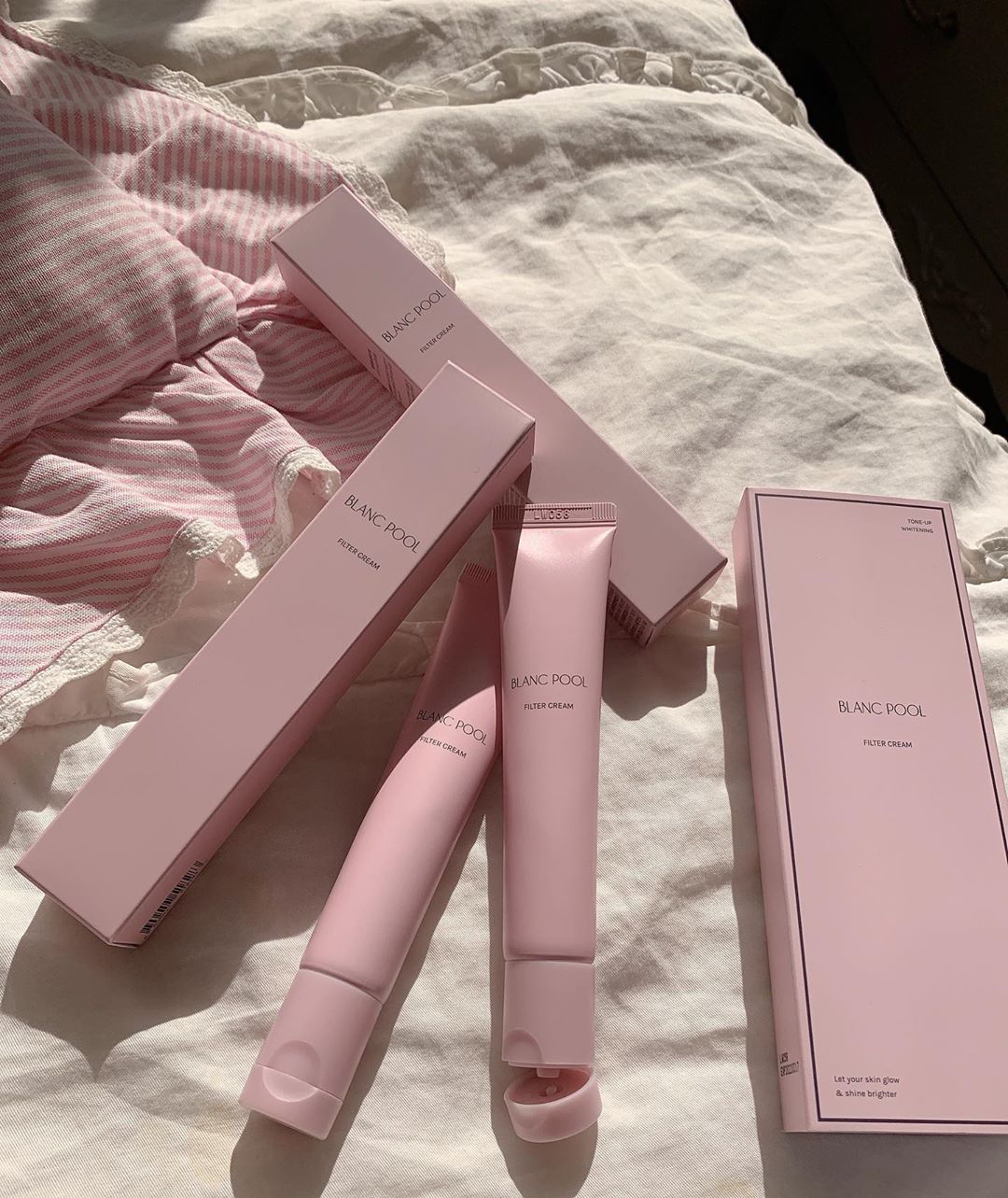 최지아 on Instagram: “💖🎀블랑풀 신제품 필터크림🎀💖 용량 30ml X 2EA 톤업크림치고 엄청 가벼워서 화장하기전에 베이스로 써도 좋고, 화장하기 귀찮은날 이거하나 바르고가면 딱이댜🥳 나는 얼굴에 바르는 제품들 성분을 엄청 많이 따져서 화해어플 한번씩 찾아보고…”