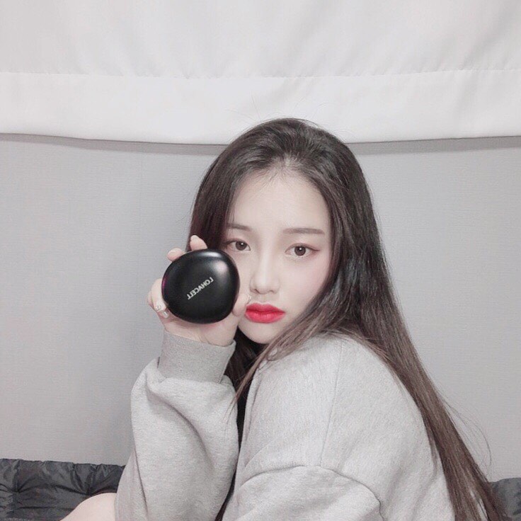 private DM❌❌❌ on Instagram: “로하셀 제품으로 메이크업부터 클렌징까지 박살내기💥💥 조약돌쿠션 보자마자 핫한 디자인에 반해부렀는디 얼굴에 두들겨보니 음층나게 촉촉하고 얇게 발린ㄷㅑ,,🖤 이번주 내내 피곤에 절어 있었는데 퇴근 후에 아크네오프폼클렌저로 클렌징하고 쌍욕세럼으로 필링까지…”