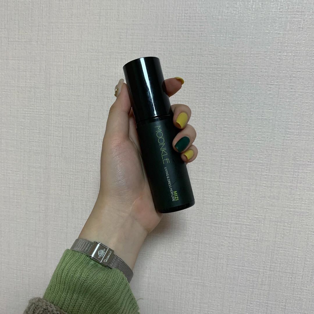 김수아 on Instagram: “한번 뿌렸는데 아침부터 저녁까지 남는 게 신기했던 첫 섬유향수 🙈 ♥️ 미지 향이 너무 제 취향이었어요 !! 항균력 99.9% 탈취력90% 유해 물질 불검출에 겨울철 정전기 방지 효과도 있다고 하니 유용하게 쓸 수 있을 거 같아요 ☃️ 묘미 - 녹차…”