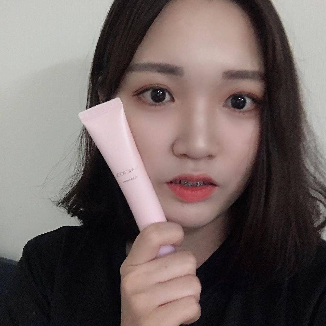 ᴋɪᴍ ᴡᴏᴏ ʜᴇᴇ on Instagram: “일단 작아서 들고 다니기 편하다는 장점이 제일 좋다 ☺️ 발림성도 괜찮고 다른 미백크림과는 조금 다른게 촉촉해 아주 마음에 들어 😘 일단 요즘 엉망진창이라 피부에 선크림만 바르고 다녔는데 이젠 얘만 바르고 다녀야지 👀✨✨ .…”