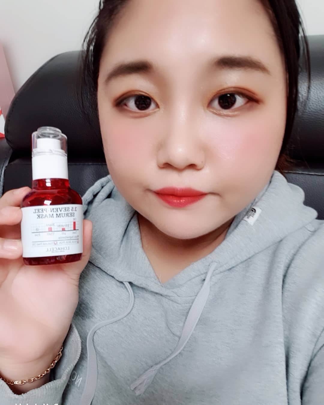 수빈 on Instagram: “로하셀 쌍욕세럼! 피부에자극적일수있는 유해성분을 배제하고 세럼하나로 화이트헤드.각질등을 감소시켜주는  간편한세럼! 세안후 세럼으로마사지하고 씻어내면끝이라 초간단!…”