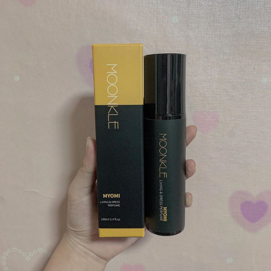 이나영 on Instagram: “💛뭉클 리빙 드레스 퍼퓸-묘미💛  오늘 아침에 뿌리고 나가서 10시간이 지난 지금까지 은은하게 향이 지속되고 부드러운 꽃향기가 나서 너무 좋은 제품😊 100ml나 들어있어서 두고 오래쓰기 좋은 것 같다💛  #뭉클 #뭉클섬유향수 #섬유향수 #섬유탈취제…”