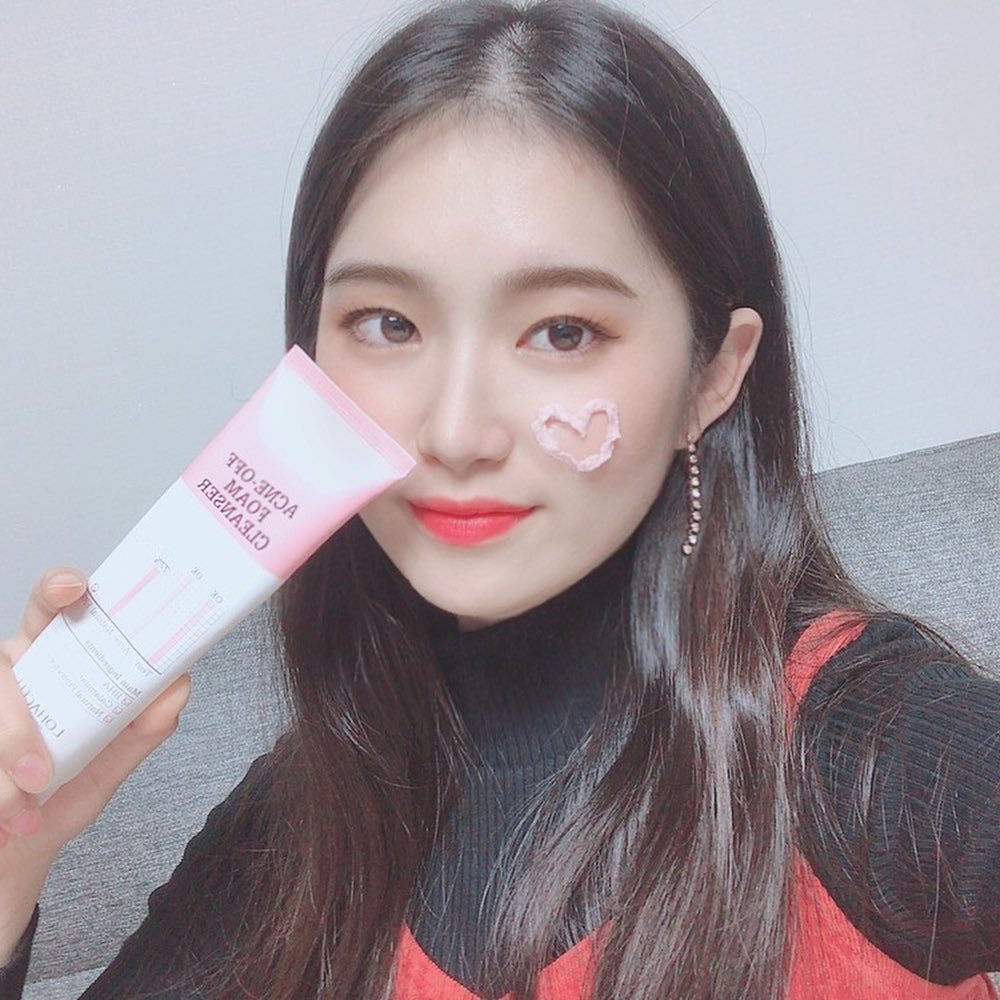 정예람 on Instagram: “🌸로하셀 아크네 오프 폼 클렌저🌸  핑크핑크한 패키지에 좋은성분까지 부드럽고 쫀쫀한거품으로 피부자극을 최소화하고 노폐물을 말끔히 제거 순한 #폼클렌징 필요한 민감성 트러블피부이신분들께 추천합니당😚😚 . . . . . . . . . . . . . .…”