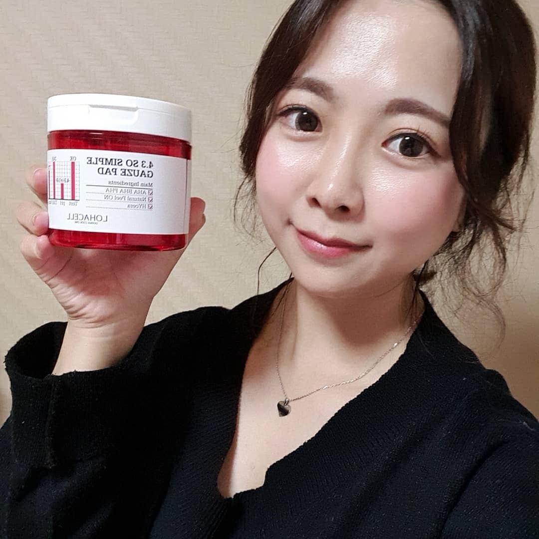 서연 on Instagram: “_ ⠀⠀⠀⠀⠀ ⠀ ⠀⠀⠀⠀⠀⠀ ⠀⠀⠀⠀⠀ ⠀⠀⠀ ⠀ 요즘 귀차니즘 최고라 간편하게 패드로  쓱쓱 피부관리 하는데 이건 다른 패드랑 재질면에서 차이가 많이 난다! 한면은 거즈로 되어 있어서 각질제거에 더 효과적! 제일 마음에 드는건 케이스!…”