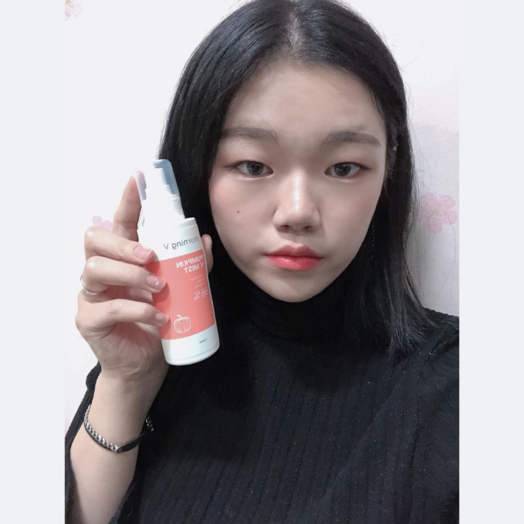 예슬/ye seul on Instagram: “요새 자주쓰고있는 미스트!! 토너대용으로 쓸수도있고 건조할때 수시로 뿌려주기도 좋아서 애용하고있는 제품이다😆 인공향료도 무첨가되어있어서 은은한향도 너무좋당>< 붓기에도 좋은 호박 성분이 포함되어있어서 매일 아침마다 뿌리고 다닌다는건 안비밀ㅎ”