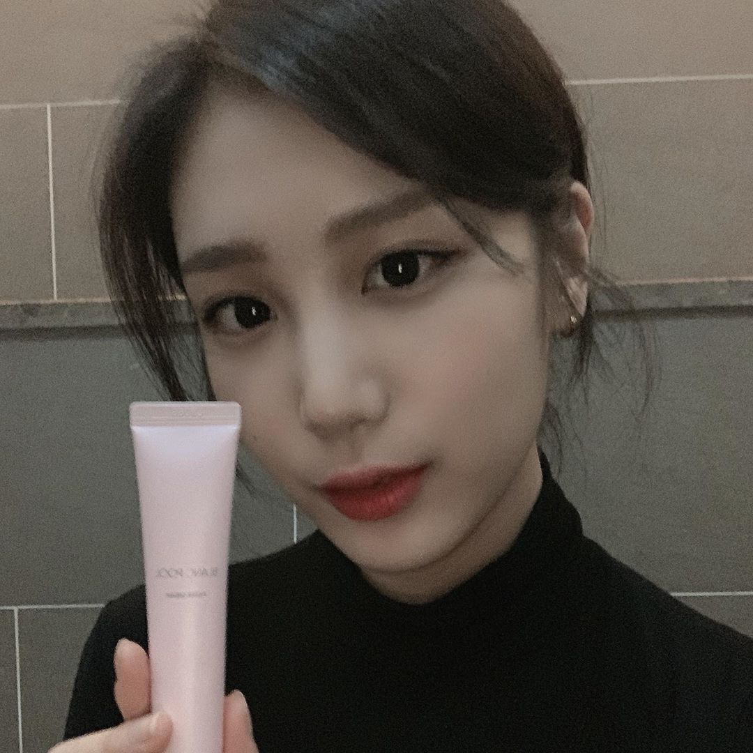 최윤서 on Instagram: “블랑풀 신상 필터크림✨ 일주일동안 내 가방속에 쟁여두고 쓴 필수템. 가볍고 촉촉하게 로션처럼 발리는데 효과는 어플필터 뺨치는 수준😚 생얼메이크업이나 가벼운데일리 메이크업에 최고에용  @blancpool_official  #블랑풀 #필터크림…”