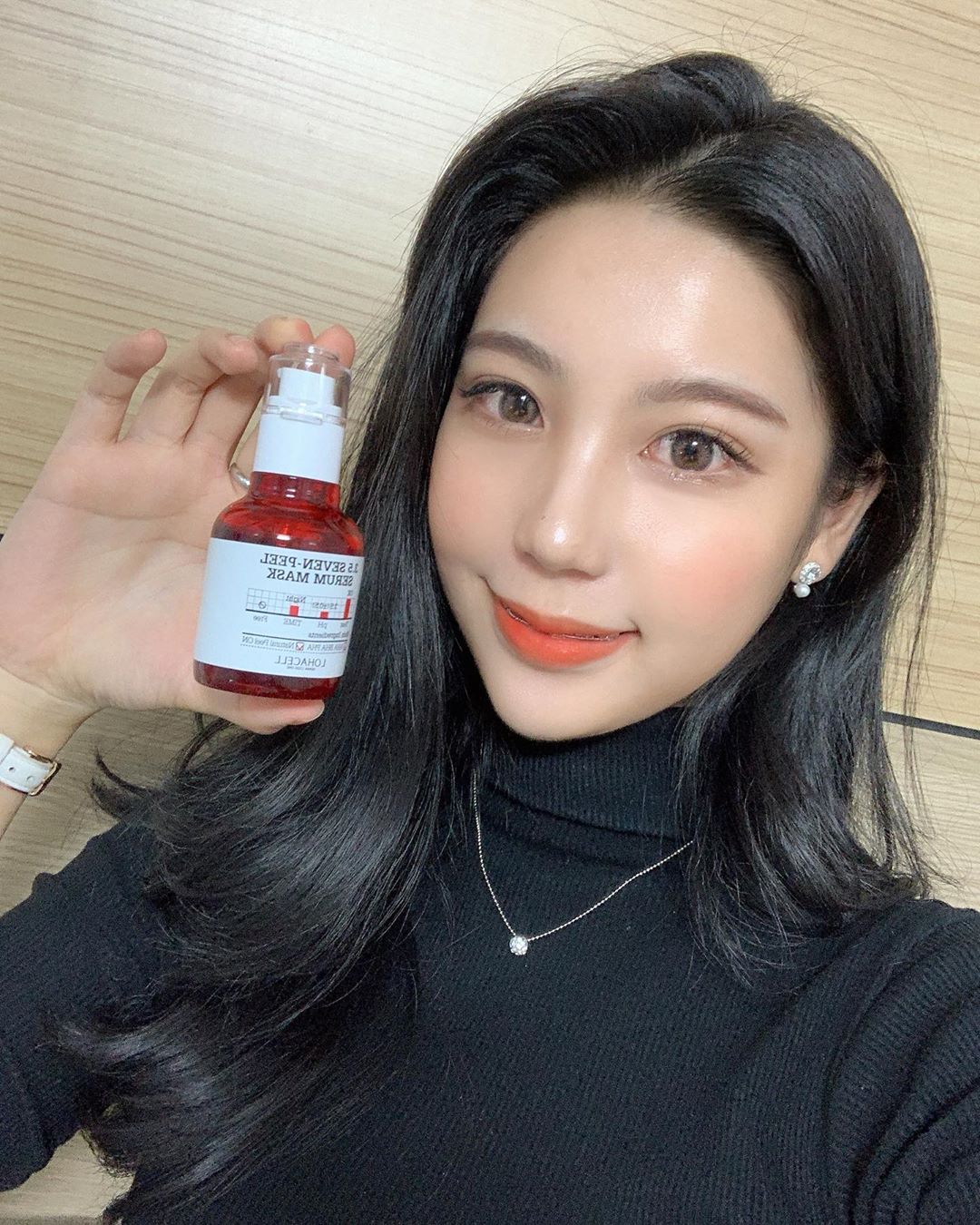 심주현 on Instagram: “-메이크업 시 각질 때문에 파운데이션이 들뜨고 잘 먹지 않는 피부. -모공이 쌓인 블랙헤드, 화이트헤드가 고민이신 분. -피부 건강이 이전과 다르다고 느끼시는 분. -피부결이 푸석하고 탄력 개선이 필요하신 분. -피부톤이 칙칙해서 민낯에 자신 없으신…”