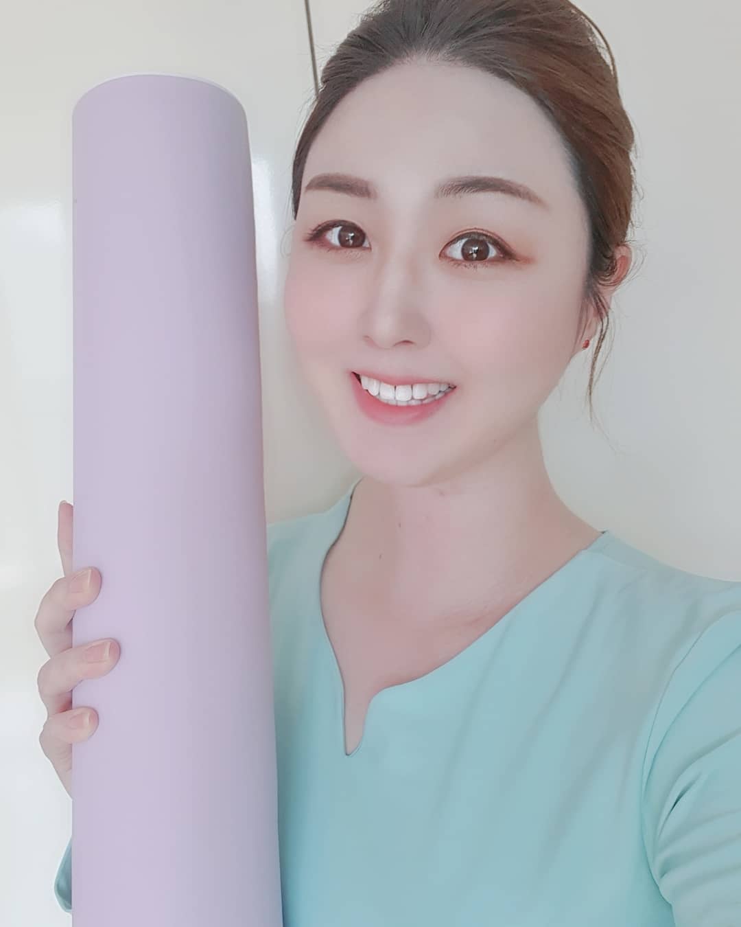 표권향 on Instagram: “나무같이 뻣뻣한 거 아셨나봐🤣 헬스장에서 여러 바디롤러를 써봤지만 효과는 그닥이었는데, 이 제품은 폼롤러보다 단단해서(진심 나무인줄) 가만히 대고만 있어도 지압되서 뭉친 근육이 풀리는 것같은 시원함👏👏 사용법 포스터가 같이 있어서 아픈 부위를 찾아…”