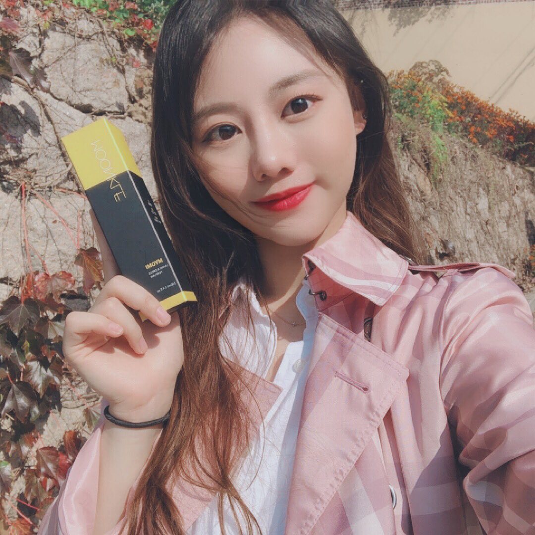 YOONSEO JUNG 🐵(20) on Instagram: “평소에 향수 많이 뿌리면 머리가 너무 아파서 예민했는데 이 섬유탈취제는 머리도 안아프고 한번 옷에 뿌려놓으면 지속력도 굉장히 오래가요 :)
.
.
.
.
.
#뭉클#뭉클섬유향수#섬유향수#섬유탈취제#뭉클#뭉클묘미#묘미#리뷰쉐어#ad”