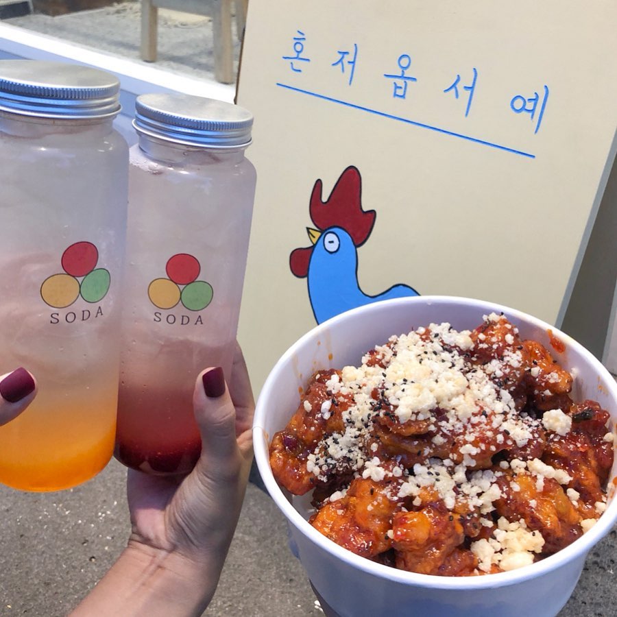 🔛의지의 빽뚱띠 on Instagram: “#빽뚱띠식단 #뚱띠_픽 #제주공항근처맛집 #제주닭강정 ⠀ #한라닭강정 제주 도착하자마자 공항근처 닭강정 테이크아웃해서 신창풍차해안도로 달리면서 먹으려고 했는데 넘 늦게 도착해서 풍경은 못봤지만 닭강정 존맛탱.... 닭강정 위에 뿌려먹을 수 있는 저…”
