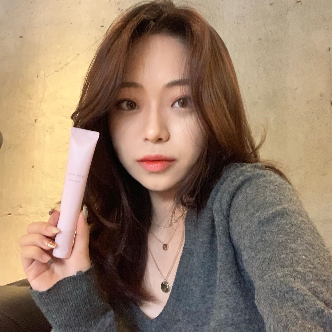 @p.pusiraegi on Instagram: “녈허분 블랑풀하세요! 본디 깜디라 이것저것 다 써봤는데 이만치 촉촉한 미백크림은 처음,, 건성피부라 피부가 자주 트는데 요고바르면 그냥 끝. 발림성이 그냥 끝. 허옇게 뜨는 나부랭이들이랑은 클래스가 달라서 한번 써보면 아마 다른 건 눈에 보이지도…”