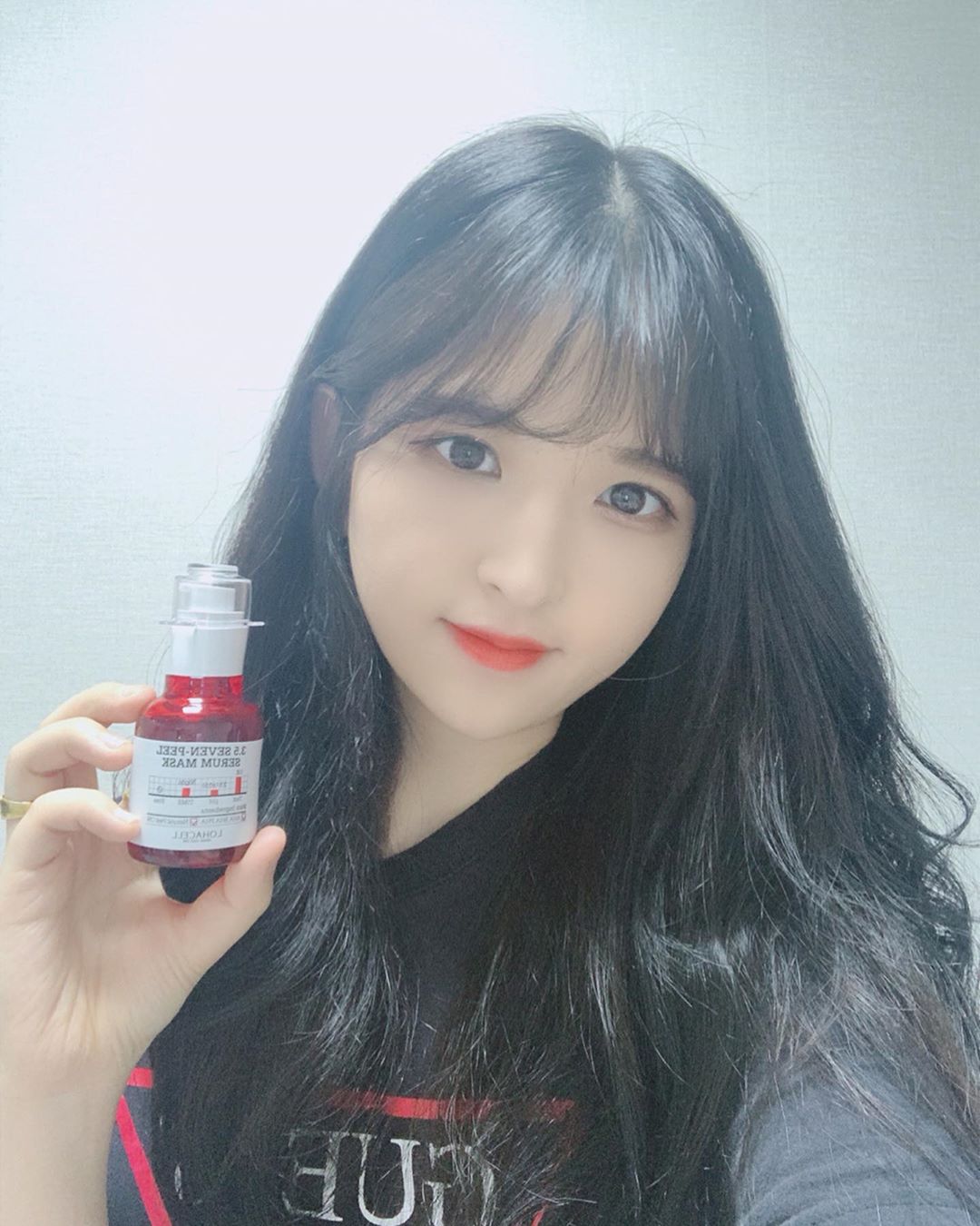 안지혜 on Instagram: “각질, 블랙헤드, 화이트헤드까지 모두 다 없애버리는 만능템!!😆(피부과 안가도 되니까 신난 1인🙋‍♀️) 욕세럼이라 해서 많이 따가울까봐 걱정했는데  따갑지도 않고 마사지하고 나서 피부결이  정돈 되어서 너무너무 맘에 드는 아이💛 . . #로하셀…”