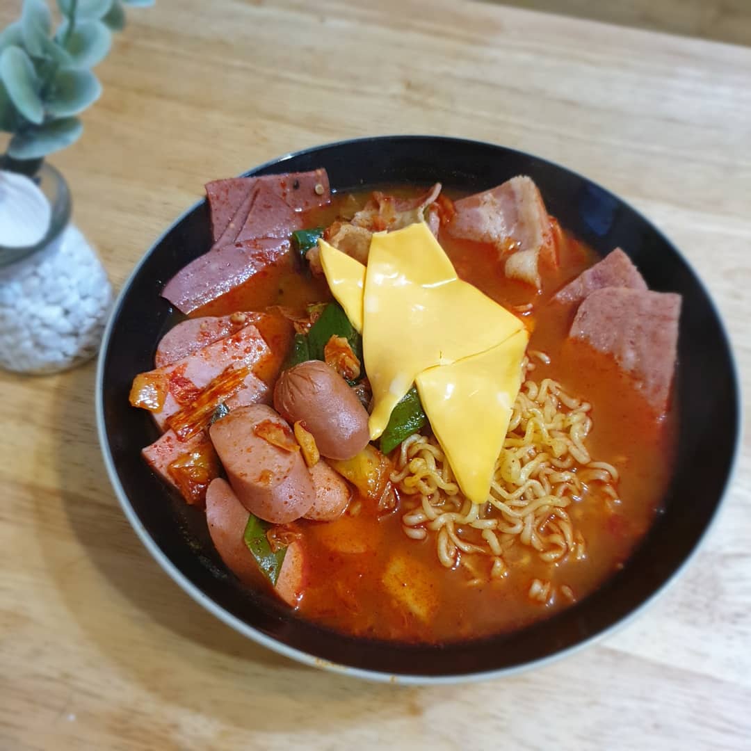 ♡ on Instagram: “가볍게 혼술 하고싶을때 딱 좋운 국물메뉴 냉장고 털어서 햄이랑 떡을 더 넣으면 더푸짐하게 먹을 수 있는 #부대찌개라면  마침 끓여둔 곰국을 넣었더니 더 맛남🤗 #부대찌개택배 #부대찌개추천 #밀키트 #즉석조리식품 #집에서만든 #집에서혼술 #푸드얍…”