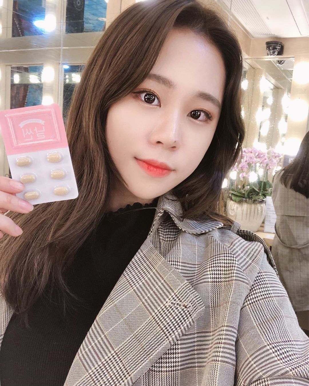 쩡혜 on Instagram: “슬 다이어트나 해볼려고 #리마이미 챙겨먹으면서 살빼는둥 ㅎㅎㅎ 운동싫어해서 식단만 조절하면서(사실 안함ㅎ) 빼는중인데 조금씩 살빠지고 있는 거 같아서 기부니가 조타😋  알로에 전잎도 들어있어서 변비도 개선되고 햇빛싫어하는 나에게 비타민D도 포함…”