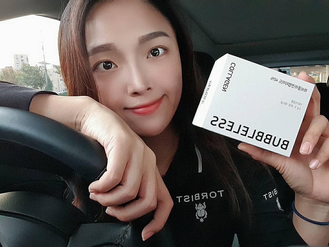 이혜정 on Instagram: “🌸
차에놓고 하루한포먹기👀❤
.
.
.
#데일리 #운동하는여자 #꽃혜정
#셀카 #차스타그램 #오오티디 #셀스타그램 #피쉬콜라겐 #버블레스콜라겐 #버블레스피쉬콜라겐 #버블레스저분자콜라겐 #버블레스”