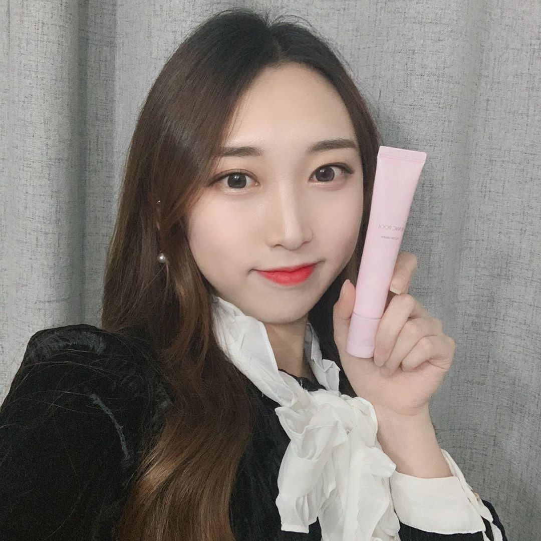 이아용 on Instagram: “미백크림 이것저것 써보다 마음에 안들어서 방황하던중 써보게된 블랑풀 신상 필터크림🌸 찐득?거리는 느낌 하나도 없고 바를때는 촉촉한데 마무리는 산_뜻! 완전 자연스럽게 톤업되서 화장하기 귀찮은데 얼굴색이 칙칙할때 딱이다,,, 님들 꼭 써보세욤!…”