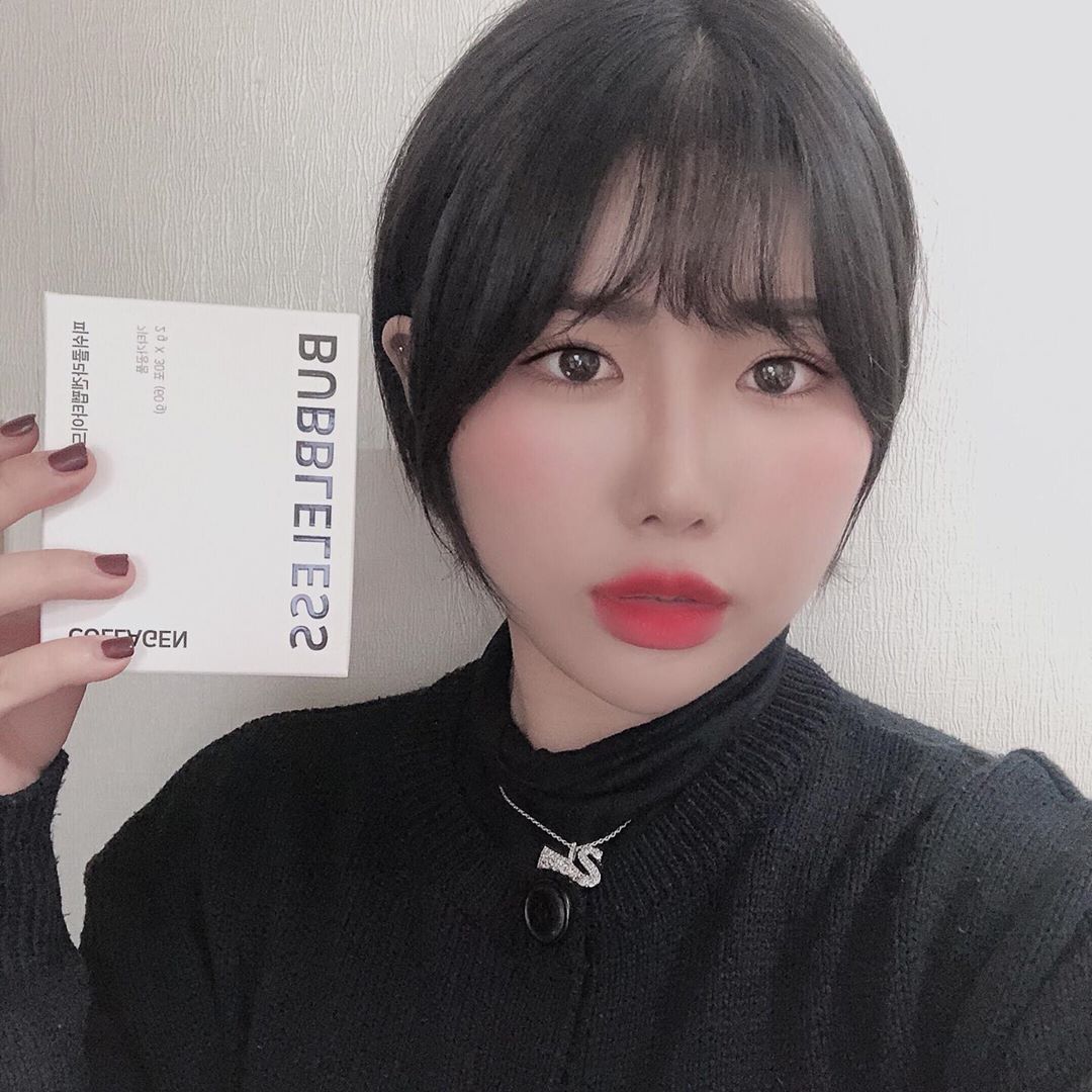 혲이 on Instagram: “피부에 좋은 #콜라겐 #가성비 최고인 친구를 데리고 왔어요😘 #만원의행복 25살이후부터 콜라겐 생성이 급감소한다는 소리 듣고 챙겨먹기 시작했습니다😅 간편한 #스틱포 로 되어있어서 어디서든 먹기 편하고 무엇보다 상큼한 레몬맛! 입니다🍋🍋🍋 그냥…”