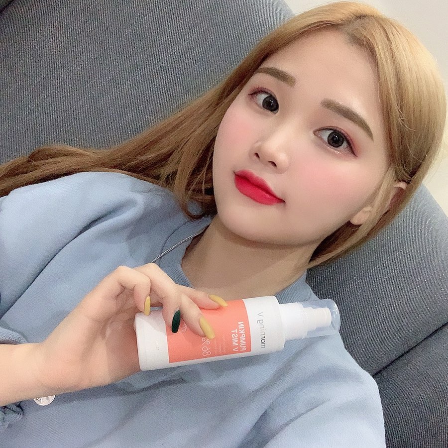 김수아 on Instagram: “세안 후 건조하고 예민한 피부에 토너대용으로 사용해도 좋고 일상생활 중에 뿌리기도 좋은 미스트 ♥️ 붓기에 좋은 호박성분이 86% 함유 됐다니 얼굴만 유독 퉁퉁붓는 저같은 사람에겐 더 좋은 제품이에요🥰 - - - - #모닝브이 #morningv…”