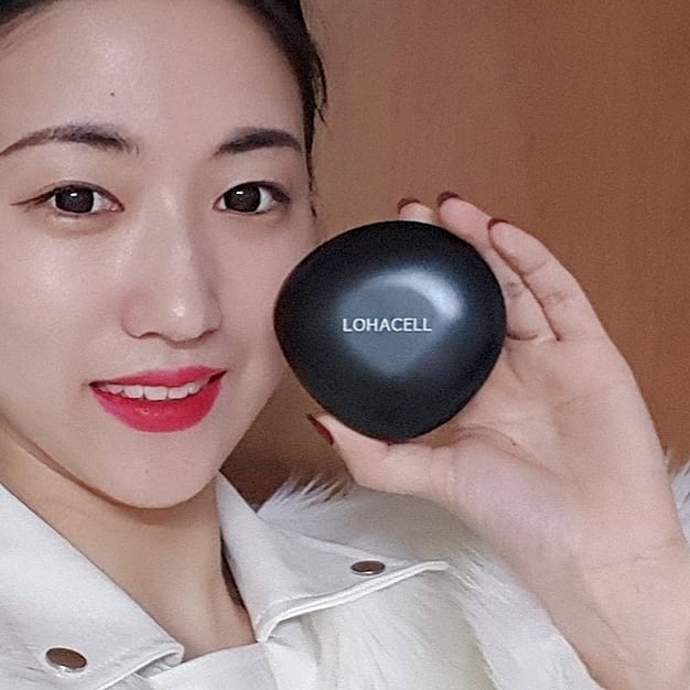 모아쨘 on Instagram: “. @lohacell_cosmetics 외관부터 남다르군 #로하셀 #조약돌쿠션 !  점빼고와서 깨순이심화됐는데 얇고 촉촉하게 잘가려줘서 하루만에 최애등극! 제형과 퍼프조형 두가지 모두 퍼펙트! 오전에놀러나가선 자정까지 잘버텨준 조약돌에게…”