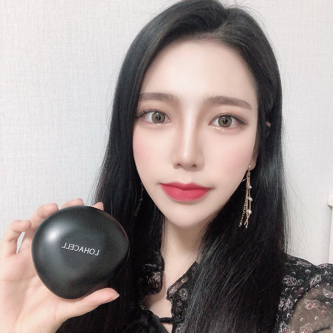 장수비 (21) on Instagram: “요즘 사용하는 #로하셀 #조약돌쿠션
지성피부인데 오랜시간 무너짐 없고
보송하게 마무리된당😖
⠀
#lohacell #로하셀조약돌쿠션 #리얼피팅쿠션 #로하셀쿠션 #지속력갑 #뷰티스타그램 #데일리메이크업 #쿠션추천 #커버력좋은쿠션 #뷰티템”