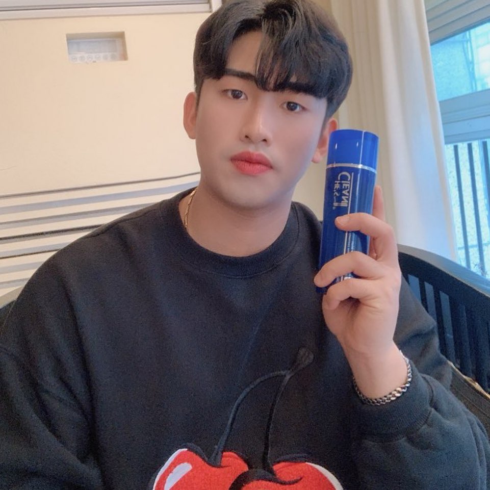 민엔젤입니다 on Instagram: “이 제품은 히즈클린 포맨 남성청결제입니다! 
남성청결제를 처음 사용 해보는 거라 궁금했는데 생각보다 부드럽고 향도 좋았어요 ! 여러분들도 히즈클린 포맨 남성청결제 이용하여 잘 관리해보세요 ~~”